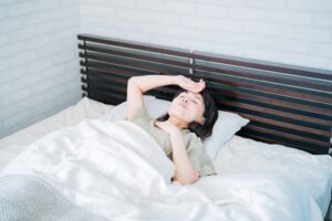 なんだか眠れない…これって不眠症？不眠症の症状とは