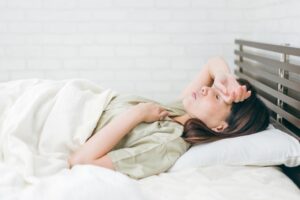 なんだか眠れない…これって不眠症？不眠症の症状とは